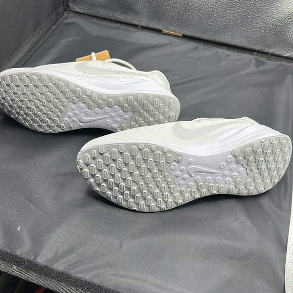 Nike Revolution 7 Running Shoes | Men’s Size 7 / Women’s Size 8.5 | White | NWT - Picture 5 of 6